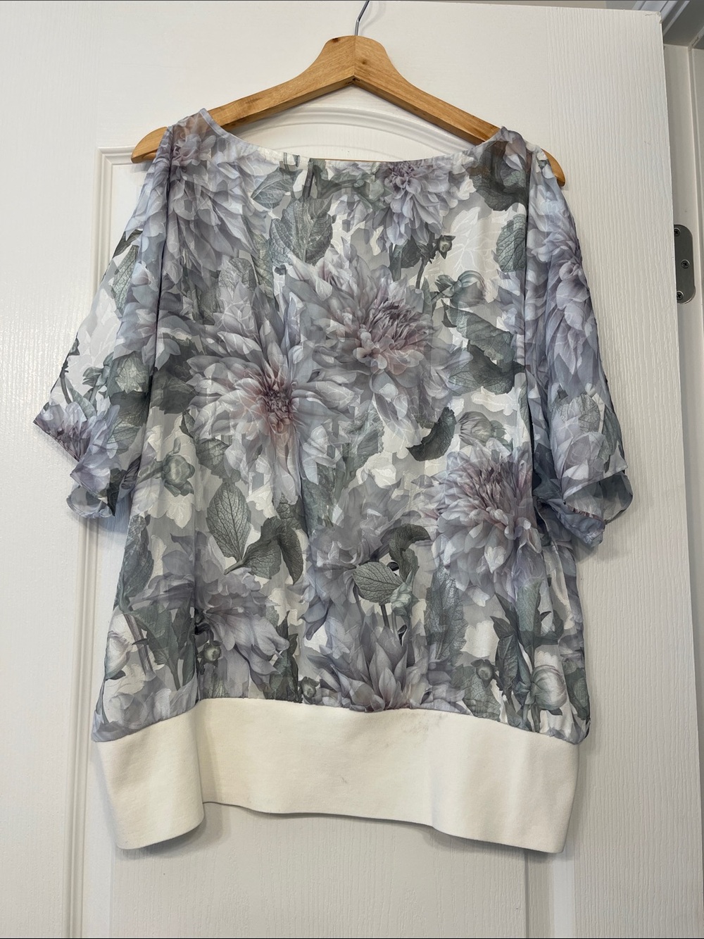 Ted Baker London Clove burnout blouse size 12 grey, white dahlia floral - Picture 6 of 8